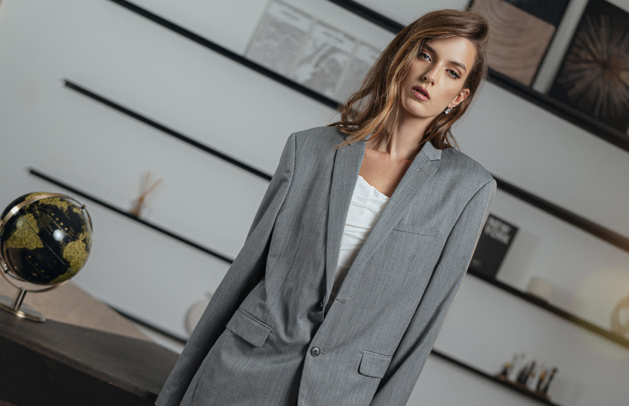 Letnie stylizacje z rajstopami w 2025 roku